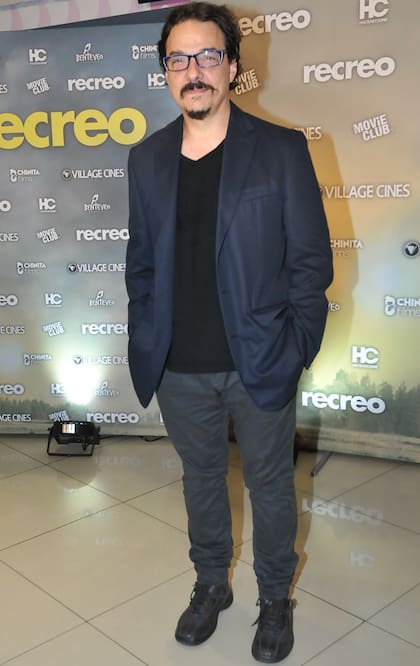 Fernán Mirás, que promovió activamente la película en las redes, interpreta a Leo, un arquitecto exitoso casado con Andrea (Carla Peterson) 