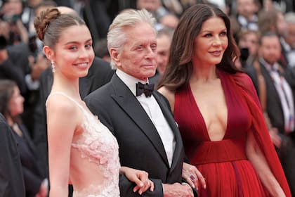 Acompañó a sus padres, Catherine Zeta-Jones y Michael Douglas, en la alfombra roja de Cannes 2023, donde deslumbró con un diseño de Elie Saab –al igual que su madre– y joyas de Chopard