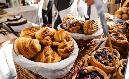 Cinna Coffee propone roles de canela, elaborados con una masa brioche esponjosa