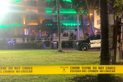 Cinta de la escena del crimen se muestra en la escena a lo largo de Ocean Drive en Miami Beach, Fla. Viernes, 17 de marzo 2023, donde la policía dice que una persona fue asesinada y una segunda resultó herida cuando un tiroteo estalló en una zona de Miami Beach llena de gente en vacaciones de primavera.