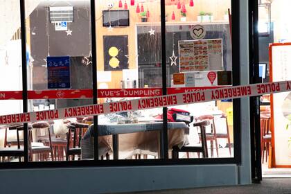 Cinta policial acordona un restaurante chino en Auckland, Nueva Zelanda, el martes 20 de junio de 2023, después de que un hombre con un hacha atacó a comensales allí la víspera. (Hayden Woodward/New Zealand Herald vía AP)