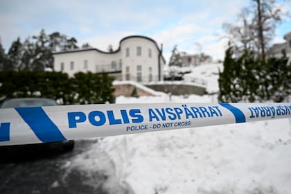 Cinta policial afuera de una casa donde el Servicio de Seguridad Sueco arrestó a dos personas bajo sospecha de espionaje en Estocolmo, el 22 de noviembre de 2022. (Fredrik Sandberg/Agencia de Noticias TT vía AP, Archivo)
