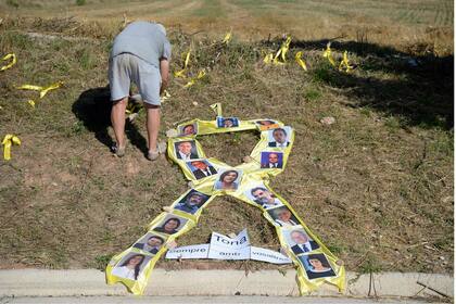 Cintas amarillas con las caras de los líderes catalanes detenidos, afuera de la cárcel de Lledoners