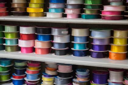 Cintas, encajes, y lentejuelas eran los más solicitados en épocas en las que las señoras usaban sombreros