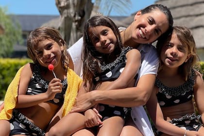 Cinthia Fernández aseguró que le costó tomar la decisión debido a sus hijas, Francesca, Charis y Bella (Crédito: Instagram/@cinthia_fernandez_)