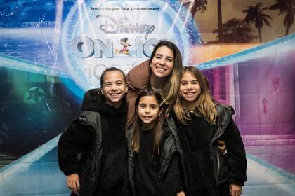Cinthia Fernández asistió junto a sus hijas Charis, Bella y sca