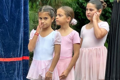 Cinthia Fernández compartió imágenes del acto escolar de sus hijas (Foto Instagram @cinthia_fernandez_)