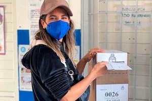 Gorra, campera y calzas: Cinthia Fernández eligió un outfit casual para ir a votar