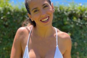 Cinthia Fernández empujó con su vehículo a un motociclista