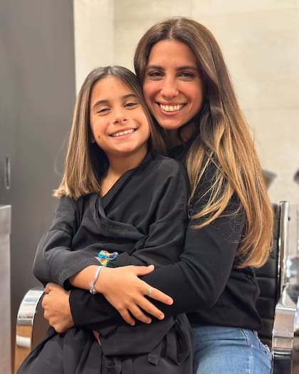 Cinthia Fernández junto a su hija Francesca en la peluquería (Foto: Instagram @cinthia_fernandez_)