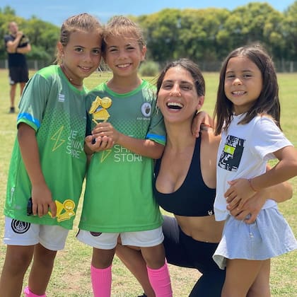 Cinthia Fernández junto a sus hijas, Charis, Bella y Francesca