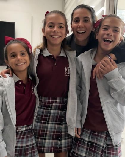 Cinthia Fernández junto a sus tres hijas
