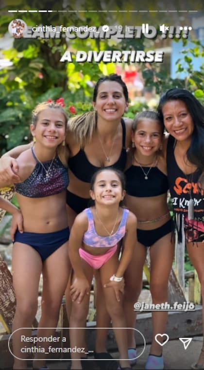 Cinthia Fernández junto a sus tres hijas y Carmen (Foto: captura Instagram/@cinthia_fernandez_)