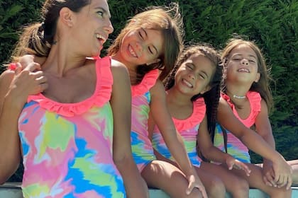 Cinthia Fernández junto a sus hijas, con quienes suele posar vestida de forma idéntica