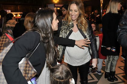 Cinthia se encontró con la periodista Paula Varela y no dudó en acariciar la pancita de embarazada