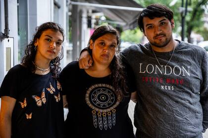 Cintia Lares junto a sus hijos mayores, Vanina, de 17 años, y Andrés, de 19. Con Diego eran padres de Aneley, de 4