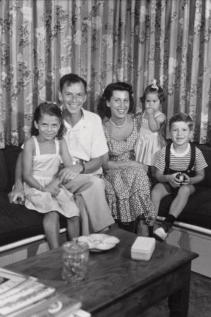 Circa 1950, retrato familiar del cantante y actor junto a Nancy Barbato y sus tres hijos, Nancy, Frankie y Tina. 