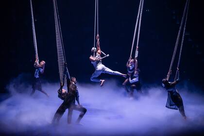 Circo, acrobacias y mucha poesía se conjugan en este nuevo show, que fue estrenado en 2019, en Barcelona. Aunque parte del argumento fue modificado por razones obvias -en el medio, la Argentina ganó de la mano de Messi la Copa del Mundo, entre otros logros- la esencia se mantiene: si bien habla de los hitos en la carrera del rosarino, se enfoca en transmitir el mensaje de que, en cada uno de nosotros, hay un 10.