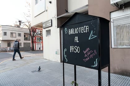 Circuito cultural en el barrio San Cristóbal, en esta foto una biblioteca al paso en Maza y Pavón.