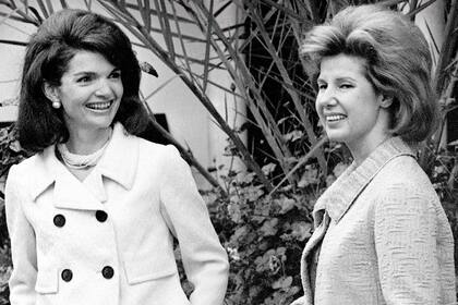 Circula la versión de que Jacqueline Kennedy se pasaba el cepillo por el cabello 75 veces cada noche
