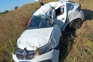 Perdió el control del auto, volcó, chocó contra un árbol y murió