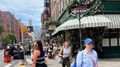 Circulación de gente y restaurantes llenos en las veredas de Nueva York