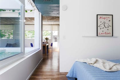 Circulación fluida, mucho aire y luz y cortinas roller para el momento de mitigar el sol.