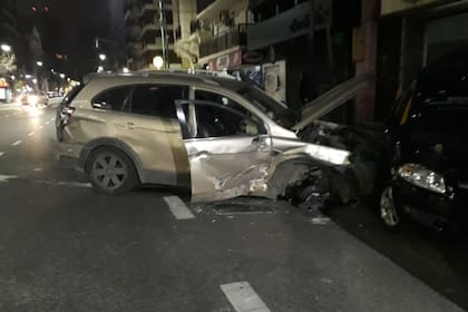 La camioneta con dos policías en su interior frenó a 50 metros del lugar del impacto