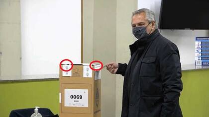 Circularon principalmente dos imágenes del momento en el que Alberto Fernández está introduciendo el sobre en la urna