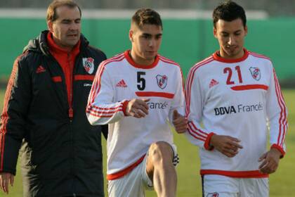 Cirigliano, con Vangioni, el día que regresó de Italia; pasó a entrenarse con la cuarta y volvería a hacerlo con la Primera