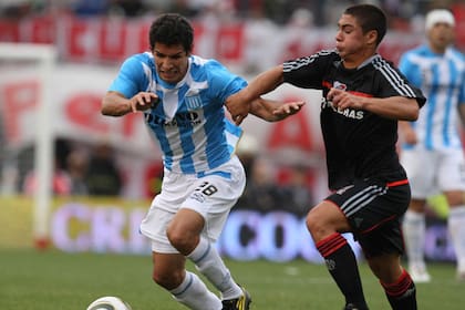 En el Monumental, Ezequiel Cirigliano forcejea con Juan Cáceres en un encuentro entre River y Racing; Hellas Verona, Dallas FC, Tigre, Atlético Tucumán, Zacatepec, San Luis Quillota, Godoy Cruz y Albalonga, el derrotero de clubes del futbolista de 30 años