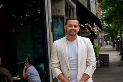 Cirino ayuda a los jóvenes empresarios de origen hispano en sus tiempos libres