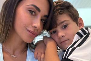 Ciro, el pequeño de los Messi, junto a su mamá (Foto: Instagram/@antonelaroccuzzo)