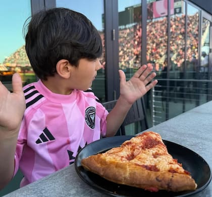 Ciro Messi con su porción de pizza