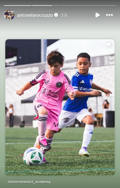 Ciro Messi concentrado lleva la pelota