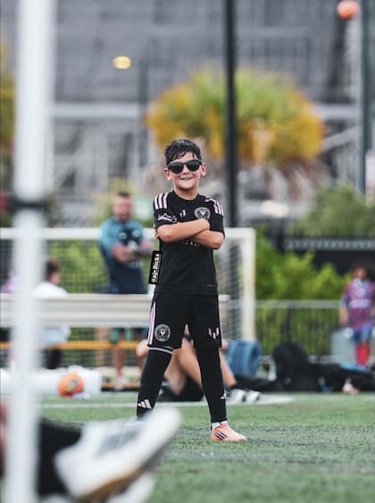 Ciro Messi decidió ponerse lentes para un festejo particular y también fue viral por eso