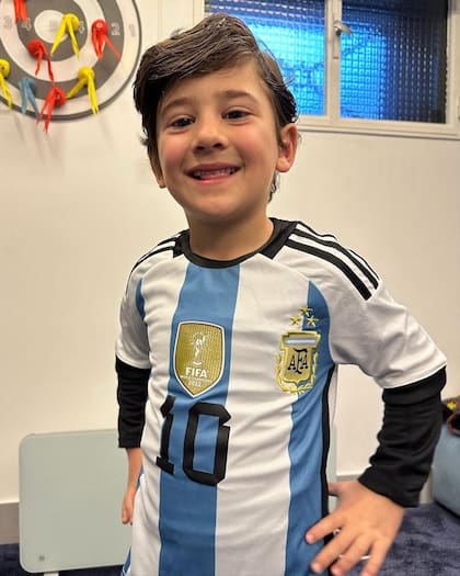 Ciro Messi feliz con su camiseta de la selección argentina con las tres estrellas