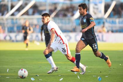 Ciro Rius avanza ante la marca de Nicolás Fernández, en Atlético Tucumán - San Lorenzo.