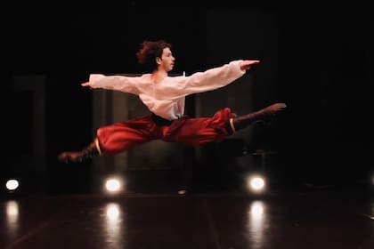 Ciro Tamayo, volador, en la danza rusa de "Gopak"