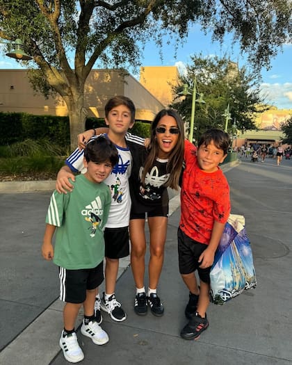 Ciro, Thiago, Antonela y Mateo pasaron el día en Magic Kingdom, el parque de Disney (Foto: Instagram @antonelaroccuzzo)