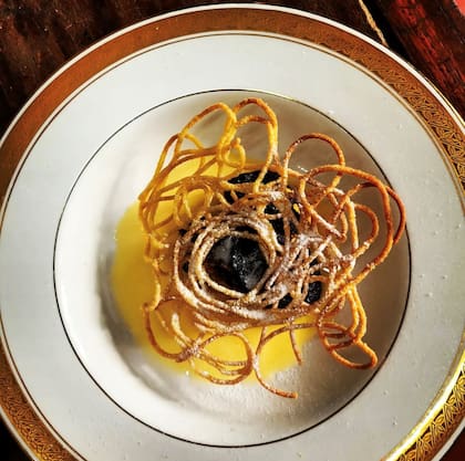 Ciruelas con almendras y crema inglesa con aroma a canela, uno de los platos servidos por Diego García Tedesco inspirados en la lista de ingredientes