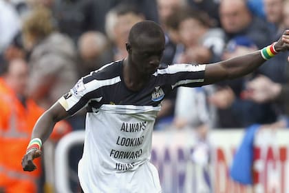 Cisse y la remera en homenaje a Jonás