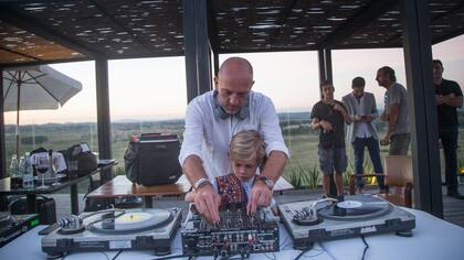 El DJ alemán Sven Väth y su hijo Tiga