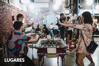 El bar de viejos donde los más jóvenes juegan billar, ajedrez y ping pong