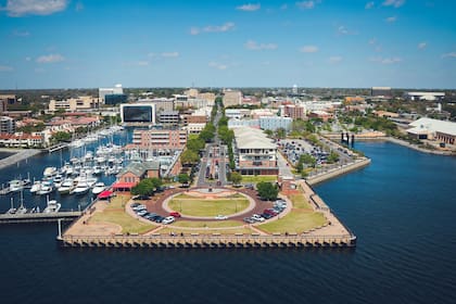 En Pensacola, se puede trabajar en la Estación Aérea Naval y en el centro médico Baptist Health Care