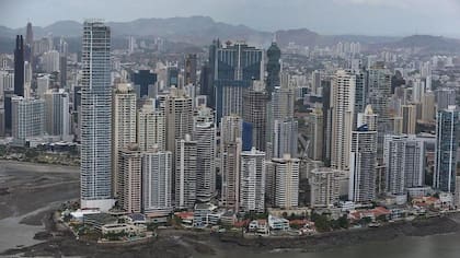 Ciudad de Panamá es "una urbe que se ve mejor de lejos que de cerca", dice un periodista local en referencia a la desigualdad que se aprecia a pie de calle