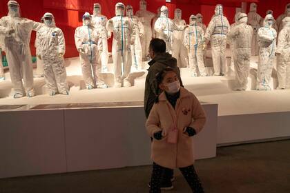 Exposición sobre la "Lucha contra el Virus" mientras la Organización Mundial de la Salud (OMS) ha enviado una misión a Wuhan, pero afirmó que es demasiado pronto para sacar conclusiones sobre si el covid-19 se originó "en China o fuera de China".