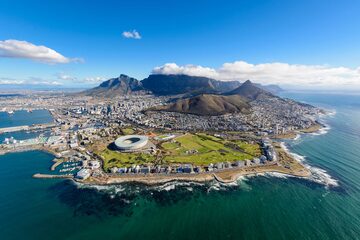 Ciudad del Cabo es famosa por su puerto, así como también por la conjunción natural de flora y fauna. Está situada a los pies de Table Mountain y cerca del Cabo de Buena Esperanza.