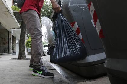 Entre los grandes contratos que se revisarán se encuentra el de la recolección de residuos; se analiza dejar de recolectar la basura los fines de semana y feriados