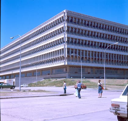 Ciudad Universitaria en la década del 70, con sus clásicos parasoles